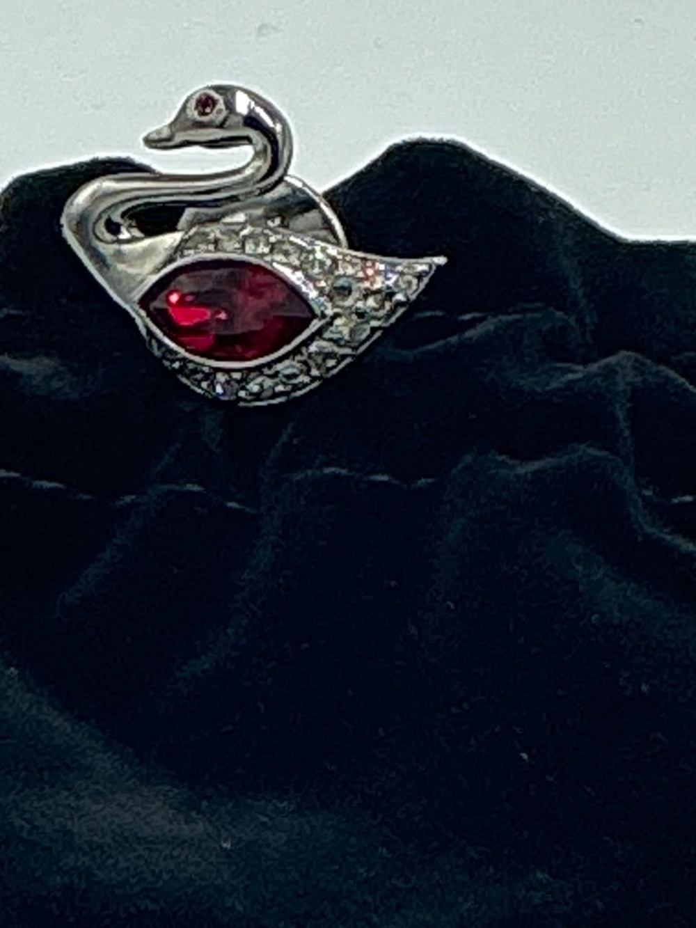 Swarovski Red Crystal Swan Pin Brooch Lapel Pin Original Black Pouch